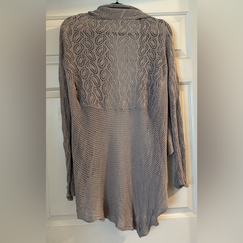 Pretty, feminine, crochet-style cardigan. Belldini size L.